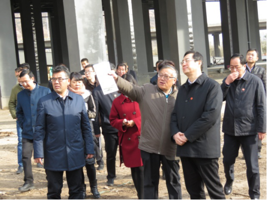 省委常委、西寧市委書記王曉在青海省物產(chǎn)集團(tuán)總公司黨委書記、總經(jīng)理王玉輝陪同下，深入青海物產(chǎn)朝陽物流園區(qū)。