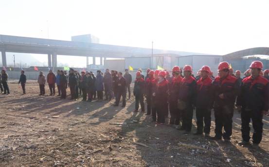 揚(yáng)鞭策馬喜圓發(fā)展夢(mèng)，萬(wàn)眾一心共筑新長(zhǎng)城